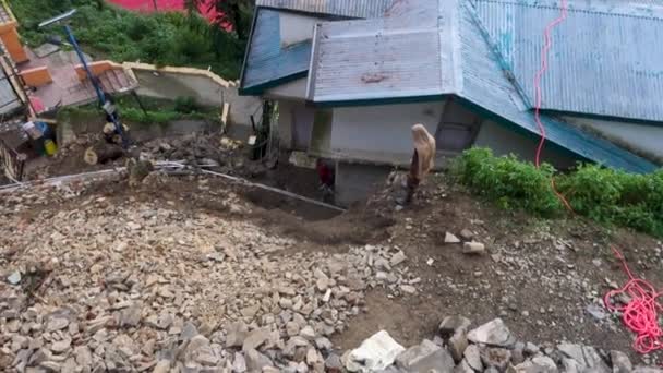 2023年8月30日 印度喜马偕尔邦 喜马偕尔邦山体滑坡恢复 暴雨及多场山体滑坡后的当地工人修整 — 图库视频影像