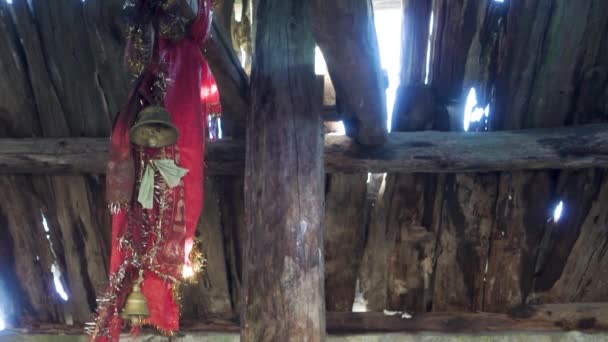 Hindistan Uttarakhand Bir Tapınağı Süsleyen Kutsal Kırmızı Kumaşla Örtülmüş Bakır — Stok video