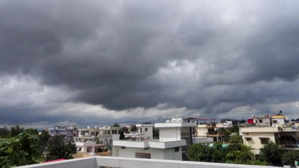 Тёмные Муссонные Облака Над Жилыми Домами Городе Дехрадун Уттаракханд Индия — стоковое видео