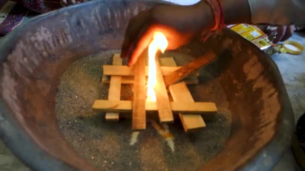 Fosa Sagrada Fuego Para Rituales Hindúes Hawan Kund Uttarakhand India — Vídeos de Stock