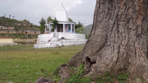 2023年6月5日 印度Tehri 位于印度乌塔拉汉德的希瓦勋爵的山坡印度教庙宇 在Asadthat Tehri Garhwal风景画中的宁静神龛 — 图库视频影像