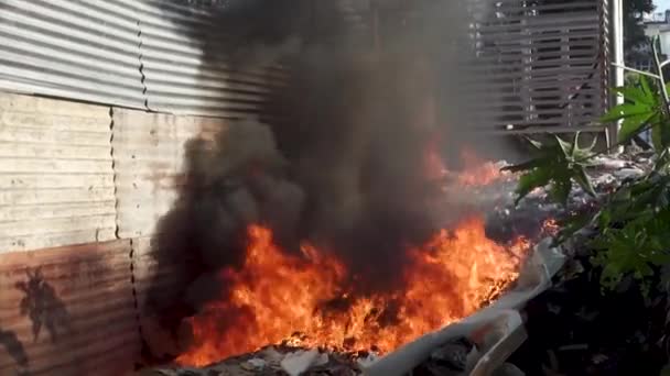 Listopadu2022 Hořící Anorganický Odpad Produkující Velké Plameny Černé Kouřové Výpary — Stock video