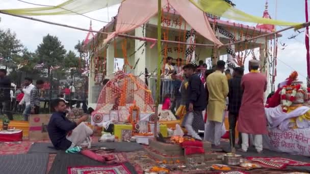 2023 우타라칸드 힌두의 행하는 사람들 의식을 동안나그 바쳐진 장식된 힌두교 — 비디오