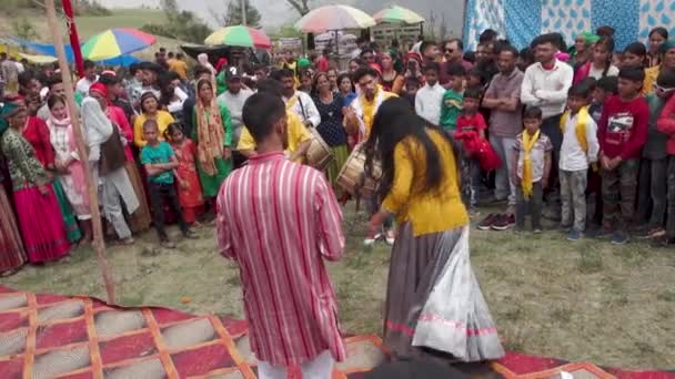 2023年4月15日印度Uttarakhand印度乌塔拉汉德Tehri Garhwal灿烂的文化节 身着五彩缤纷的传统服装的礼仪舞蹈 以本土乐器伴奏土著音乐 — 图库视频影像