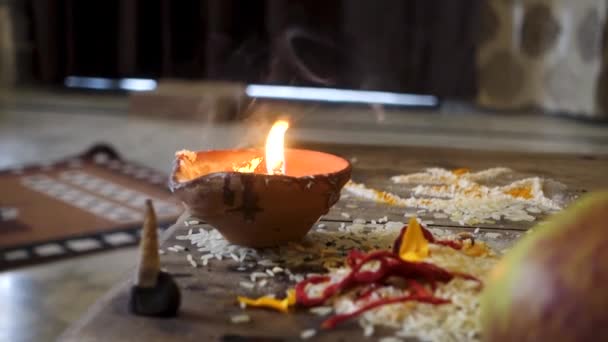 Tradycyjna Lampa Gliniana Oświetlająca Rytuał Hinduski Uttarakhand Indie — Wideo stockowe