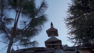 Eski bir tapınağın çatı katının eski çekiciliğini yakalıyorum. Yaratıcı bir şekilde eski usul sunuluyor. Konum: Uttarakhand, Hindistan.