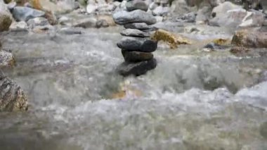 Shiva Linga, Himachal Pradesh 'teki Kinner Kailash Yatra nehrine yerleştirilen çakıl taşları ve kayalardan yapıldı.