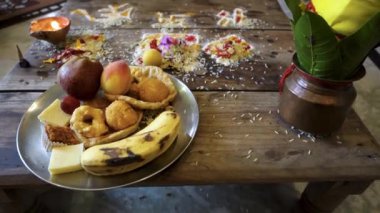 Geleneksel Hindu Seremonisi: Hindistan 'ın Uttarakhand şehrinde Meyve, Ayinsel Sanatlar ve Clay Pot ile süslenmiş ahşap masa üstü.