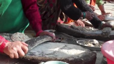 31 Ocak 2023, Tehri Garhwal, Uttarakhand, Hindistan. Geleneksel El Değirmeni Eylem Taşı: Jaunsar-Jaunpur 'da Kültür Festivali Yemek Hazırlama Sineması