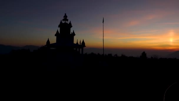 우타라칸드의 일몰에 꼭대기 사원의 예술적 실루엣 — 비디오