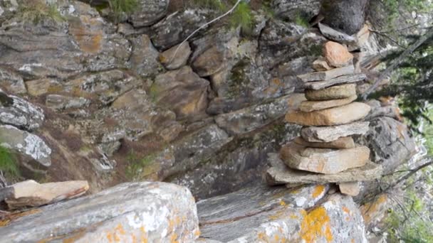 Скельні Шивлінги Поширені Гімалайських Стежках Утворюють Shivalinga Зроблений Гальки Серед — стокове відео