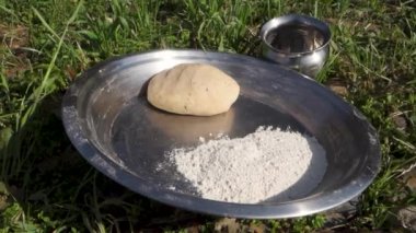 Uttarakhand 'ın doğal güzelliğinin ortasında Roti yapımı için buğday hamuru yaratmak. Hindistan 'ın vahşi doğasında bir tat.