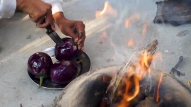 Kuzey Hindistan 'da Angeethi adında geleneksel bir kil ocağında tam kavrulmuş patlıcan ya da brinjal. Kuzey Hint mutfağı hazırlığı, Baigan ka Bharta. Hindistan