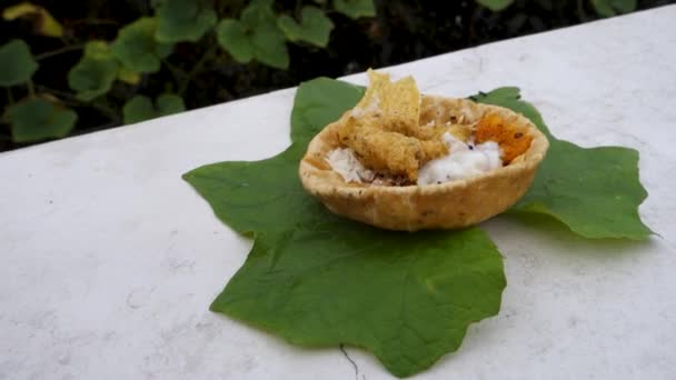 在印度教的祭祀仪式上放置在绿叶上的食物 印度习俗和传统 — 图库视频影像