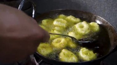 Pakoda adlı Hint aperatifinin yakından çekimi. Hint Evi 'nde kızartılmış patates tarifi. Uttarakhand Hindistan