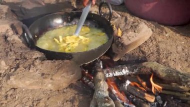 Festival (mela) sırasında Pakodas (geleneksel Hint mutfağı) yapmak. Himalaya Bölgesi Köyü.