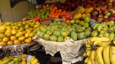 Rajpur Yolu Meyve Pazarı, Dehradun: Uttarakhand, Hindistan 'da Bustling Mango Haven' ın Sinema Görüntüsü.