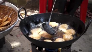 Kutlama Poori Yapımı: Uttarakhand, Hindistan 'da Geleneksel Hint Kızarmış Ekmeğinin Sinematik Görüntüsü.