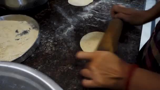Uttarakhand Culinary Heritage Cinematic Indian Roti Chapati Making Preparación Tradicional — Vídeos de Stock