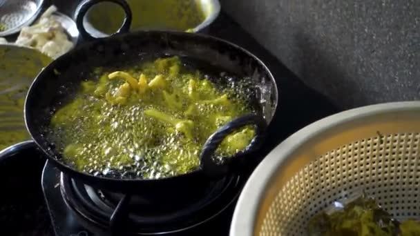 Close Shot Indian Snack Called Pakoda Making Deep Fried Marinated — Stock Video