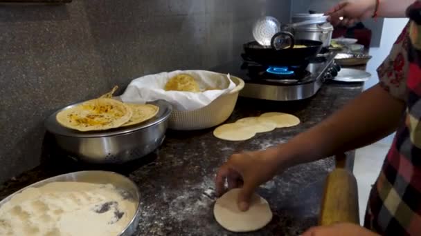 Uttarakhand Património Culinário Cinematic Indian Roti Chapati Making Preparação Pão — Vídeo de Stock