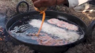 Panayır Festivali (mela) sırasında geleneksel bir şekilde Jalebis (Hint geleneksel mutfağı) yapımı sinematiktir. Himalaya Bölgesi 'ndeki köy. Uttarakhand Hindistan.