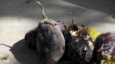 Angeethi 'de ya da Kuzey Hindistan' da geleneksel bir kil ya da şöminede tam kavrulmuş yumurta ya da brinjal..