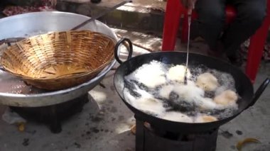 Kutlama Poori Yapımı: Uttarakhand, Hindistan 'da Geleneksel Hint Kızarmış Ekmeğinin Sinematik Görüntüsü.