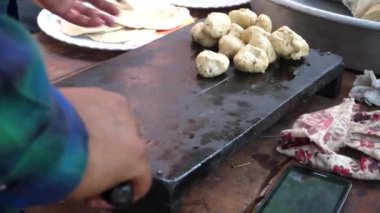 Uttarakhand Mutfak Mirası: Sinema Hindistanı Roti (Chapati) Kuzey Hindistan 'da Geleneksel Ekmek Hazırlama.