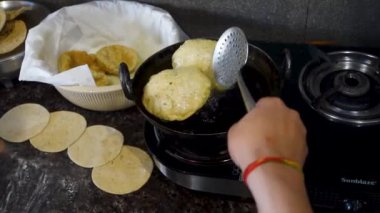 Kutlama Poori Yapımı: Uttarakhand, Hindistan 'da Geleneksel Hint Kızarmış Ekmeğinin Sinematik Görüntüsü.