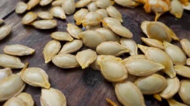 Balkabağı tohumlarını yakından çek. Besleyici kabak çekirdekleri: protein, lif ve sağlıklı yağ açısından zengin. Bağışıklığı arttırır, kalp ve beyin sağlığını destekler. Lezzetli ve çok yönlü!