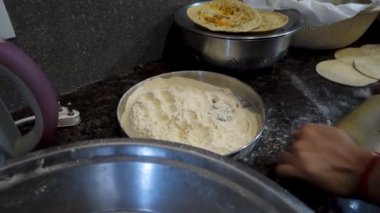 Uttarakhand Mutfak Mirası: Sinema Hindistanı Roti (Chapati) Kuzey Hindistan 'da Geleneksel Ekmek Hazırlama.