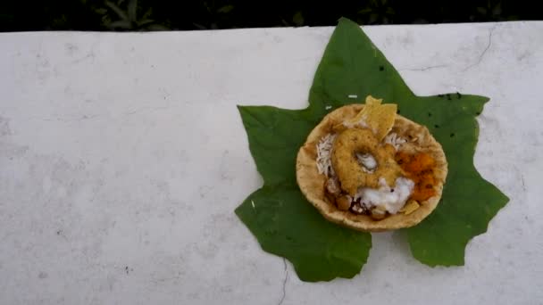 在印度教的祭祀仪式上放置在绿叶上的食物 印度习俗和传统 — 图库视频影像
