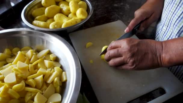 Gotowane Ziemniaki Krojone Desce Krojenia Widocznymi Rękami Nożem Kuchnia Indyjska — Wideo stockowe