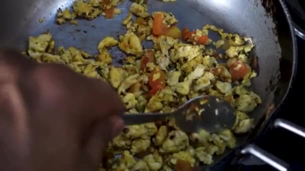 Kinematické Close Pikantní Indické Vejce Bhurji Recept Míchaná Vejce Rajčaty — Stock video