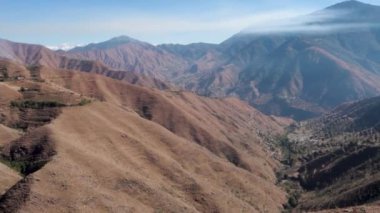 Uttarakhand, Hindistan 'daki geniş Himalaya çayırları ve yemyeşil vadileri. Tehri Garhwal