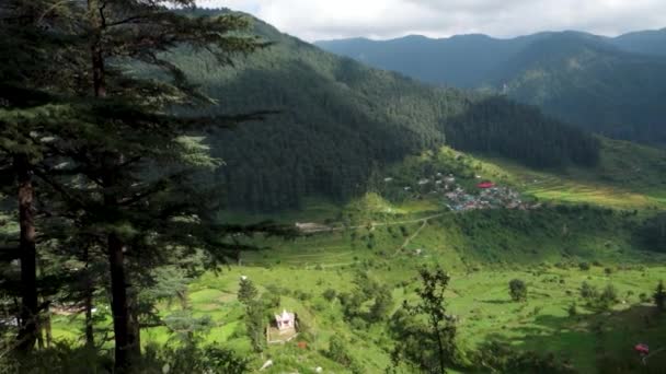 Unteres Himalaya Dorf Weitwinkelaufnahme Inmitten Des Deodar Waldes Uttarakhand Indien — Stockvideo