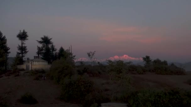 インドのヒマラヤ山脈上部で雪が降ったカラ ナガとバンダポーチ氷河の豪華な夜の捕獲 — ストック動画