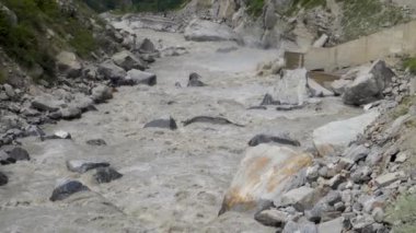 Muson, Hindistan 'ın Himachal Pradesh kentindeki Satluj Nehri' ne güçlü akıntılar getiriyor..
