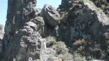 Mussoorie 'deki yan yol boyunca kayalık. Uttarakhand Hindistan.