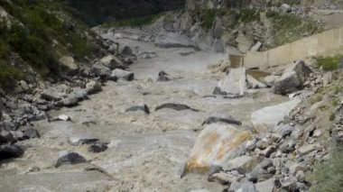 Muson, Hindistan 'ın Himachal Pradesh kentindeki Satluj Nehri' ne güçlü akıntılar getiriyor..