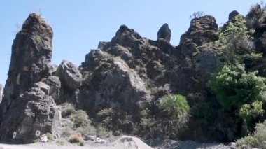 Mussoorie 'deki yan yol boyunca kayalık. Uttarakhand Hindistan.