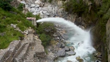 Hindistan 'daki Himachal Pradesh musonu sırasında acil su çıkışı zorla nehre dökülüyor.