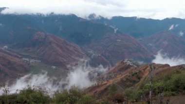 Himalayalar, Uttarakhand, Hindistan 'daki Shivalik Dağları' nda Kış Kraliçesi: Hareketli Bulutlar ve Kar.