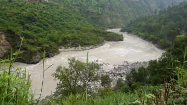 Sutlej veya Satluj Nehri Himachal Pradesh vadilerinden akar. Hindistan 'da muson mevsimi.