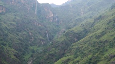 Kalpa, Kinnaur Bölgesi: Hindistan 'ın Himachal Pradesh kentinde derin vadiler ve dağ nehirleri akıyor.