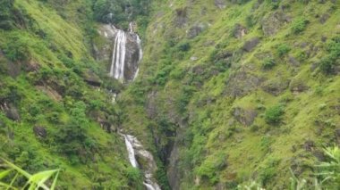 Kalpa, Kinnaur Bölgesi: Hindistan 'ın Himachal Pradesh kentinde derin vadiler ve dağ nehirleri akıyor.