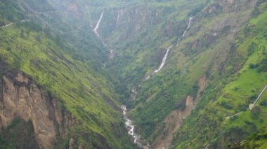 Kalpa, Kinnaur Bölgesi: Hindistan 'ın Himachal Pradesh kentinde derin vadiler ve dağ nehirleri akıyor.
