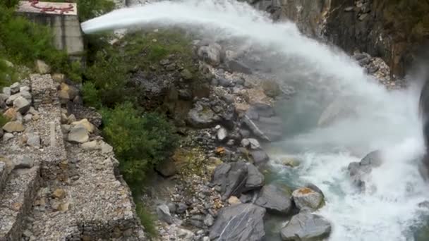 Έξοδος Νερού Έκτακτης Ανάγκης Που Απελευθερώνεται Βίαια Στον Ποταμό Κατά — Αρχείο Βίντεο