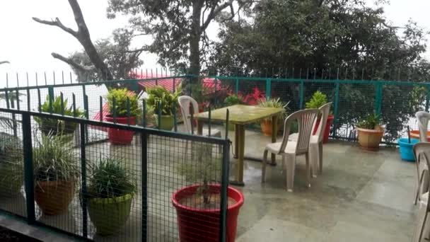 在印度喜马偕尔邦的雨季 一个有空座位和桌子的室外花园阳台的图像 — 图库视频影像